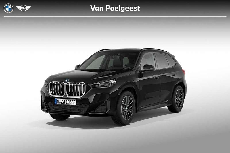 Saphirschwarz metallic (475) (zwart metallic) Nieuw 2025 BMW X1 Comfort Edition SUV | € 64.075 (Super prijs) - Afbeelding 1/4