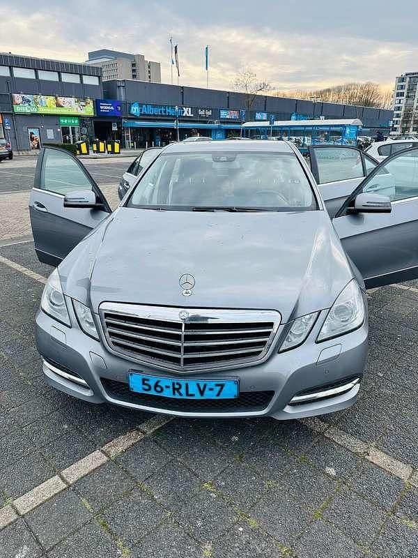 Grijs Gebruikt 2011 Mercedes E220 Sedan | € 7.000 (Goede deal) - Afbeelding 1/4