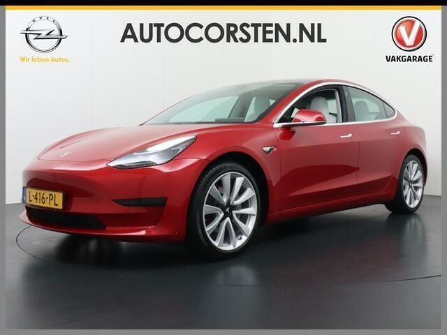 Rood, metallic lak Gebruikt 2021 Tesla Model 3 Standard Range Sedan | € 25.890 (Eerlijke prijs) - Afbeelding 1/4
