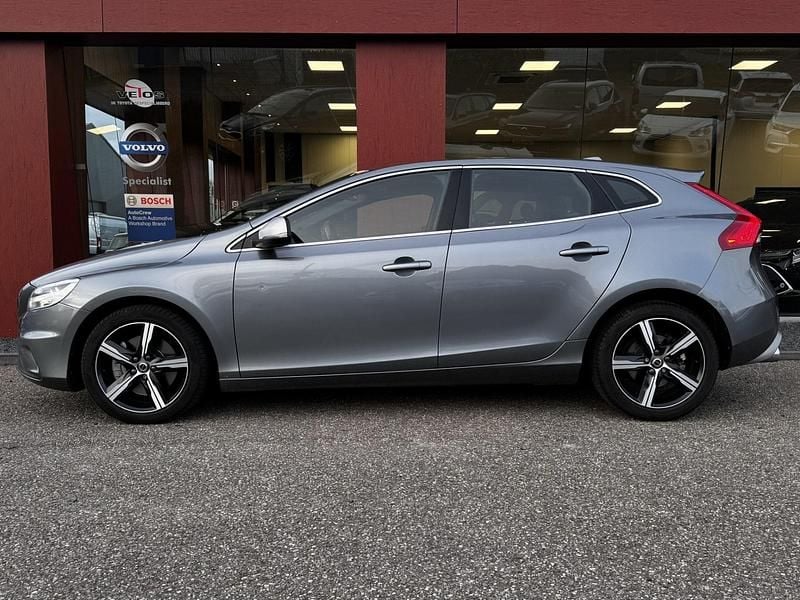 Grijs (metallic) Occasion 2018 Volvo V40 Business Edition Hatchback | € 19.950 (Goede deal) - Afbeelding 1/4