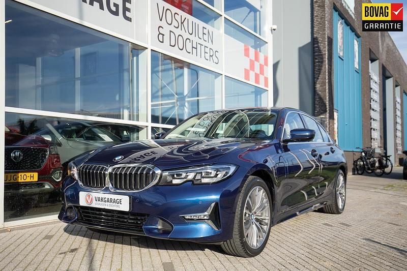 Blauw Gebruikt 2021 BMW 330e Luxury Line Sedan | € 34.950 (Super prijs) - Afbeelding 1/4
