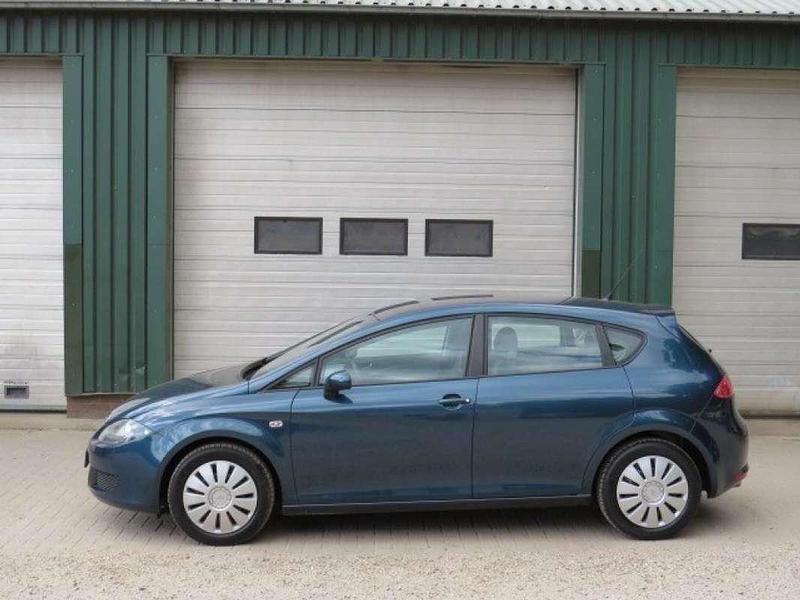 Blauw, metallic lak Occasion 2006 Seat Leon Reference Hatchback | € 2.950 (Eerlijke prijs) - Afbeelding 1/4