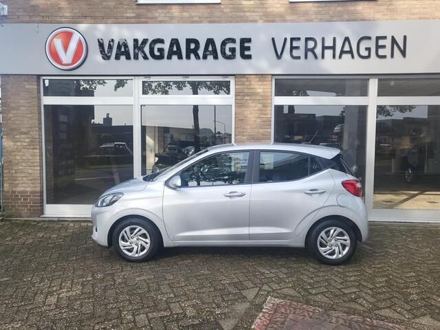 Grijs Gebruikt 2022 Hyundai i10 Comfort Hatchback | € 12.840 (Eerlijke prijs) - Afbeelding 1/4