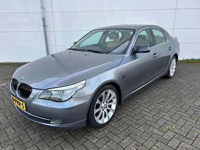 Grijs Occasion 2008 BMW 523 Sedan | € 4.250 (Eerlijke prijs) - Afbeelding 1/4