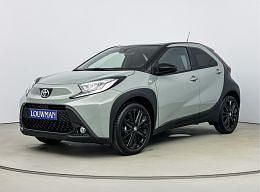 Groen metallic Nieuw 2024 Toyota Aygo Premium Hatchback | € 26.944 (Iets duurder) - Afbeelding 1/3