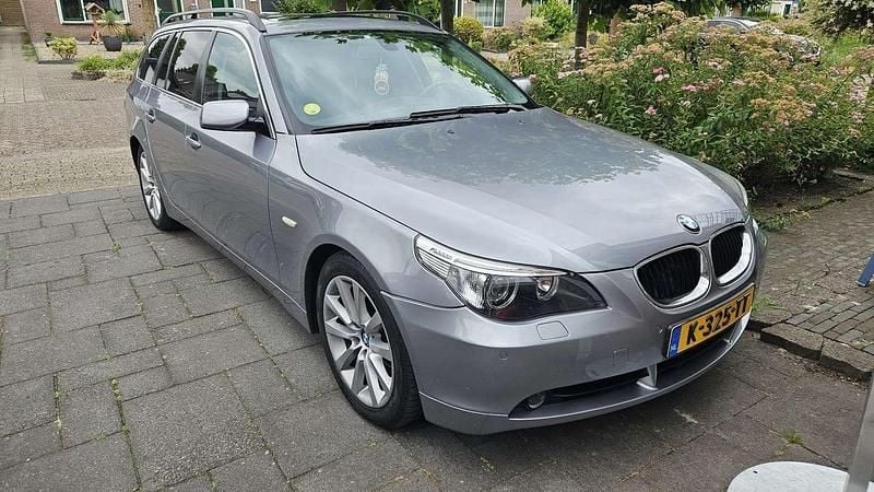 Grijs Gebruikt 2004 BMW 525 Stationwagen | € 4.550 (Eerlijke prijs) - Afbeelding 1/4