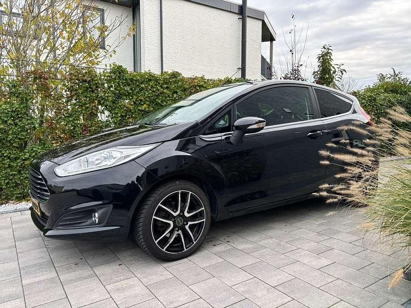Zwart Gebruikt 2015 Ford Fiesta Titanium Hatchback | € 8.999 (Eerlijke prijs) - Afbeelding 1/4