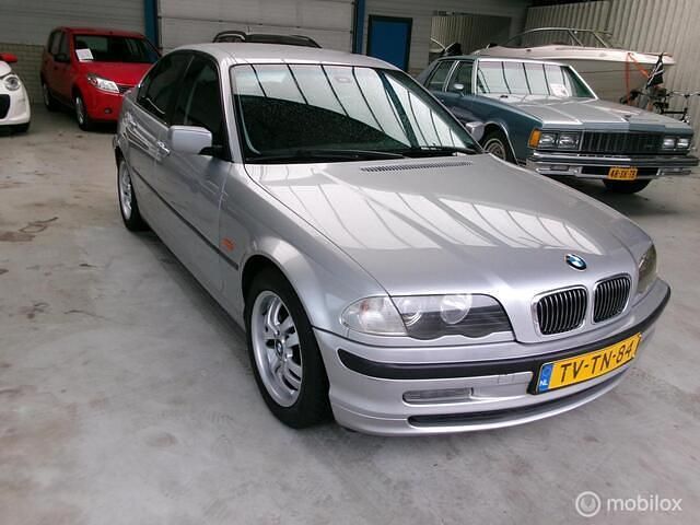 Grijs Gebruikt 1998 BMW 323 Sedan | € 3.500 (Eerlijke prijs) - Afbeelding 1/4