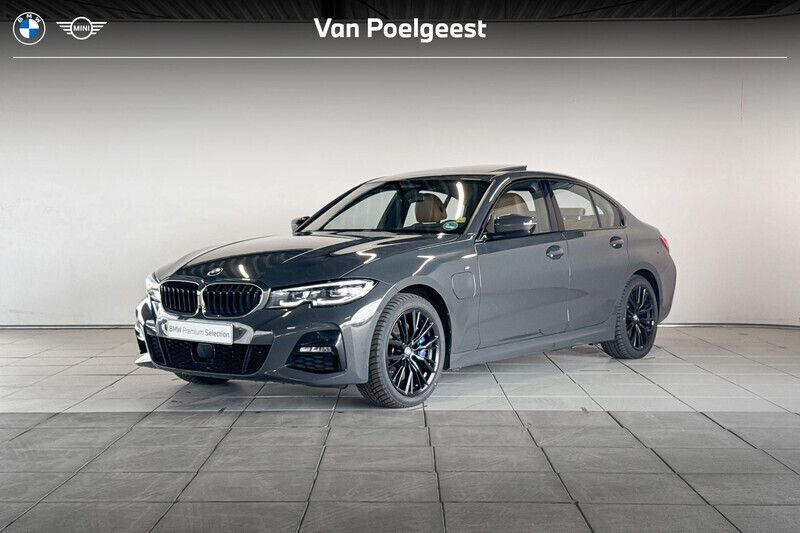 Grijs Gebruikt 2020 BMW 330e Executive Sedan | € 33.995 (Duur) - Afbeelding 1/4