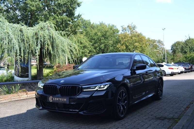 Zwart, metallic lak Gebruikt 2022 BMW 545 M Sport Sedan | € 51.750 - Afbeelding 1/4