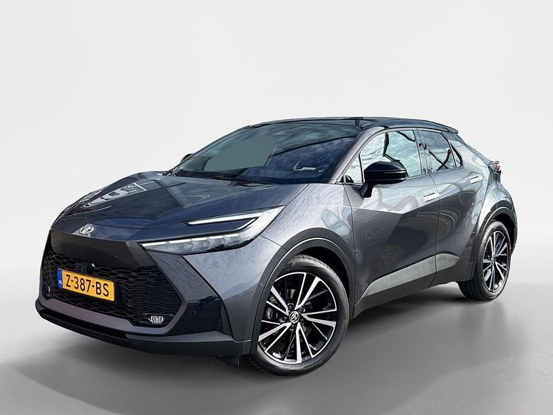 Grijs, metallic lak Gebruikt 2024 Toyota C-HR SUV | € 36.945 (Eerlijke prijs) - Afbeelding 1/4