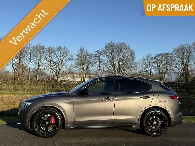 Grijs Gebruikt 2021 Alfa Romeo Stelvio Veloce SUV | € 47.950 (Eerlijke prijs) - Afbeelding 1/4