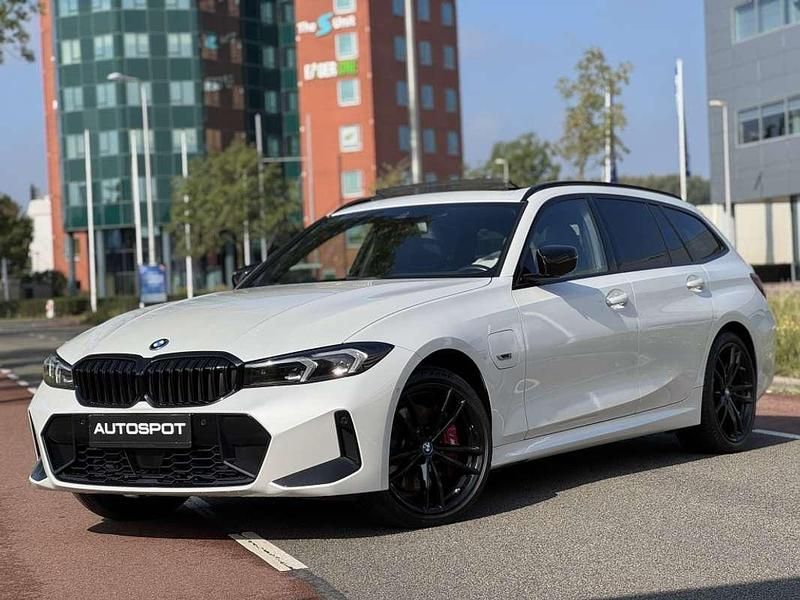 Wit Gebruikt 2022 BMW 330e Shadowline Stationwagen | € 44.950 (Duur) - Afbeelding 1/4