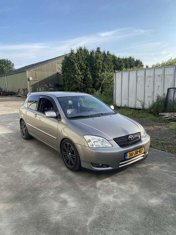 Grijs Gebruikt 2002 Toyota Corolla Sport Hatchback | € 5.999 (Eerlijke prijs) - Afbeelding 1/4