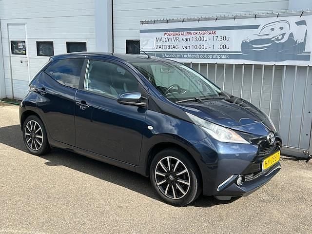 Blauw Gebruikt 2015 Toyota Aygo X-play Hatchback | € 6.490 (Eerlijke prijs) - Afbeelding 1/4