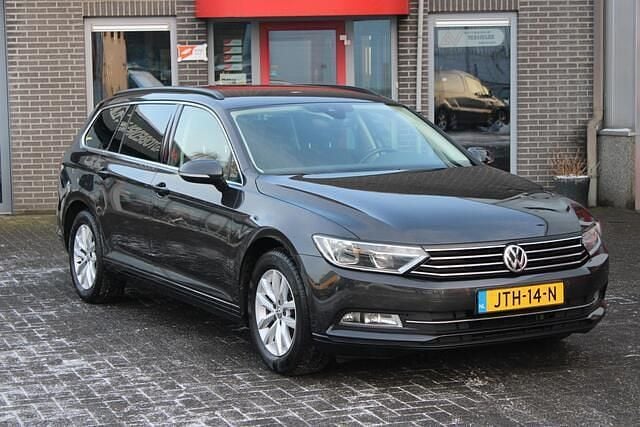 Grijs Gebruikt 2018 VW Passat Comfortline Stationwagen | € 16.750 (Goede deal) - Afbeelding 1/4