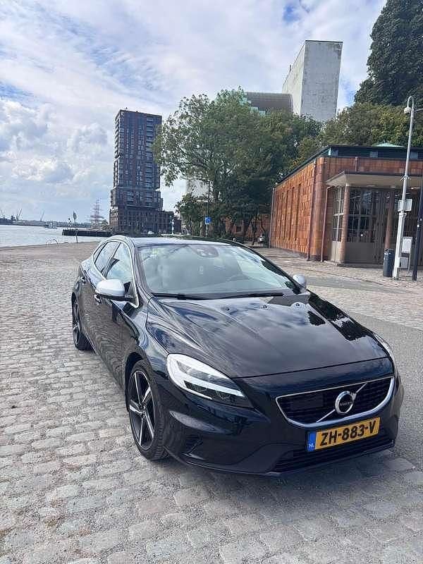 Zwart Gebruikt 2019 Volvo V40 R-Design Stationwagen | € 17.900 (Goede deal) - Afbeelding 1/4