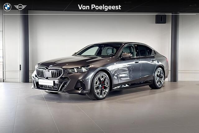 Grijs Gebruikt 2024 BMW 530e M Sport Sedan | € 74.900 - Afbeelding 1/4