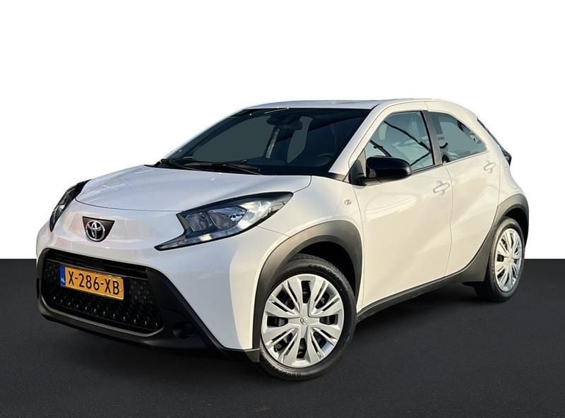 Wit Gebruikt 2024 Toyota Aygo Play Hatchback | € 16.899 (Goede deal) - Afbeelding 1/4