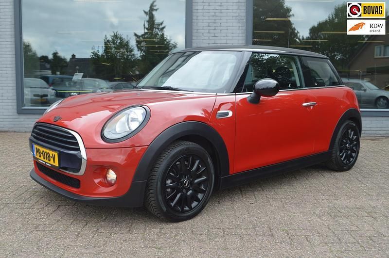 Rood Gebruikt 2017 Mini Cooper Business Hatchback | € 14.795 (Goede deal) - Afbeelding 1/4