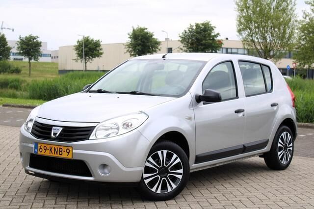 Grijs Gebruikt 2010 Dacia Sandero Ambiance Hatchback | € 2.999 (Eerlijke prijs) - Afbeelding 1/4