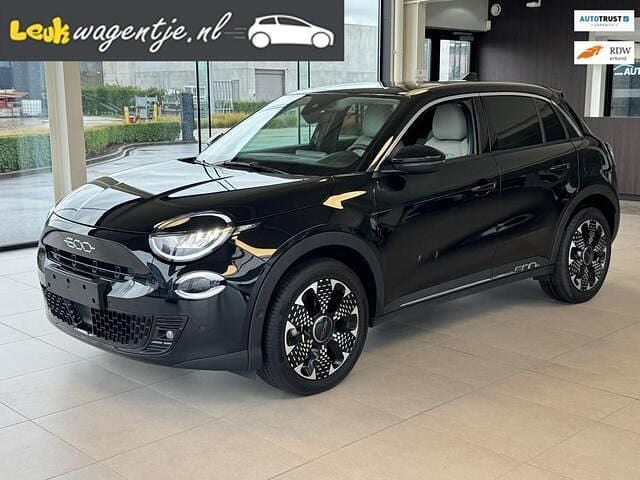 Zwart (metallic) Gebruikt 2024 Fiat 600 La Prima SUV | € 24.940 (Goede deal) - Afbeelding 1/4