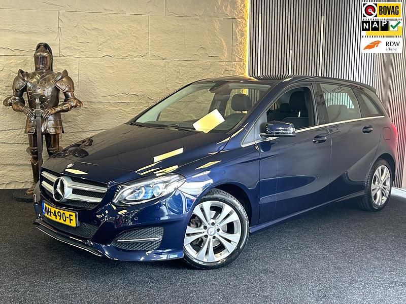 Blauw Gebruikt 2017 Mercedes B180 Ambition MPV | € 19.499 (Eerlijke prijs) - Afbeelding 1/4