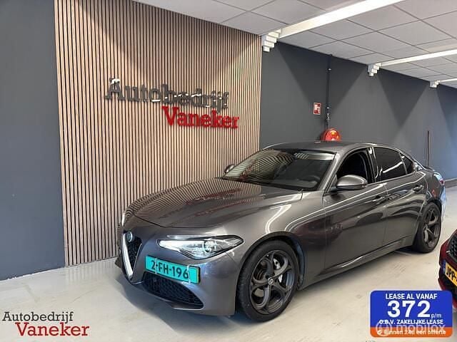Grijs Gebruikt 2017 Alfa Romeo Giulia Super Sedan | € 22.950 (Goede deal) - Afbeelding 1/4