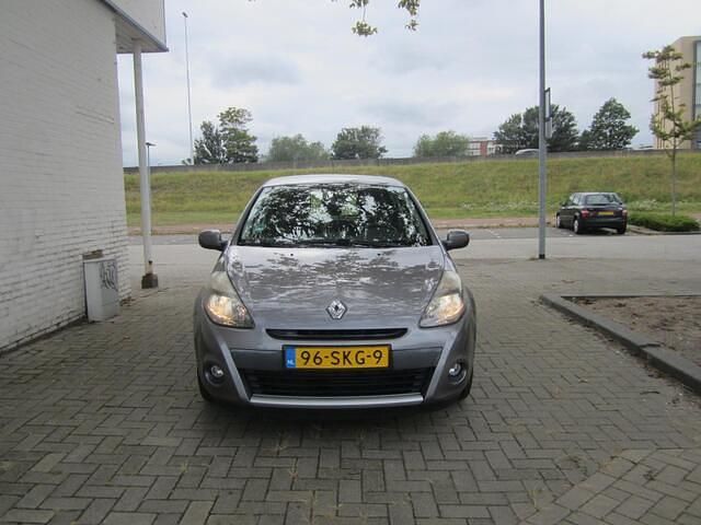 Grijs Gebruikt 2011 Renault Clio II Collection Hatchback | € 3.250 (Eerlijke prijs) - Afbeelding 1/4
