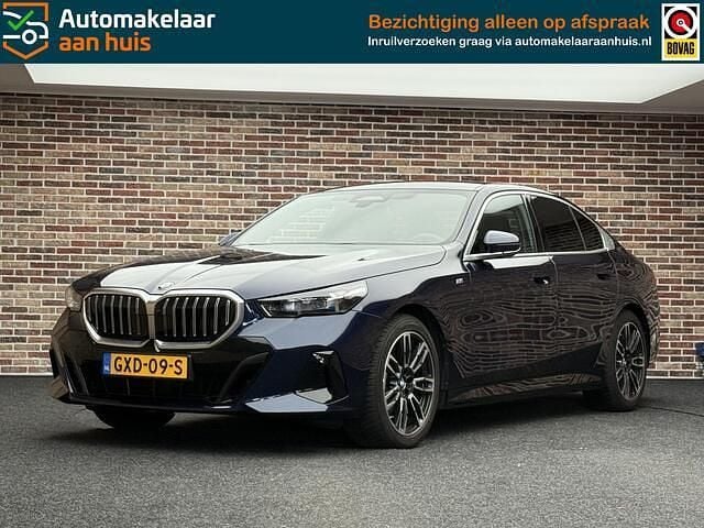 Blauw Gebruikt 2024 BMW 520 M Sport Sedan | € 58.995 (Goede deal) - Afbeelding 1/4