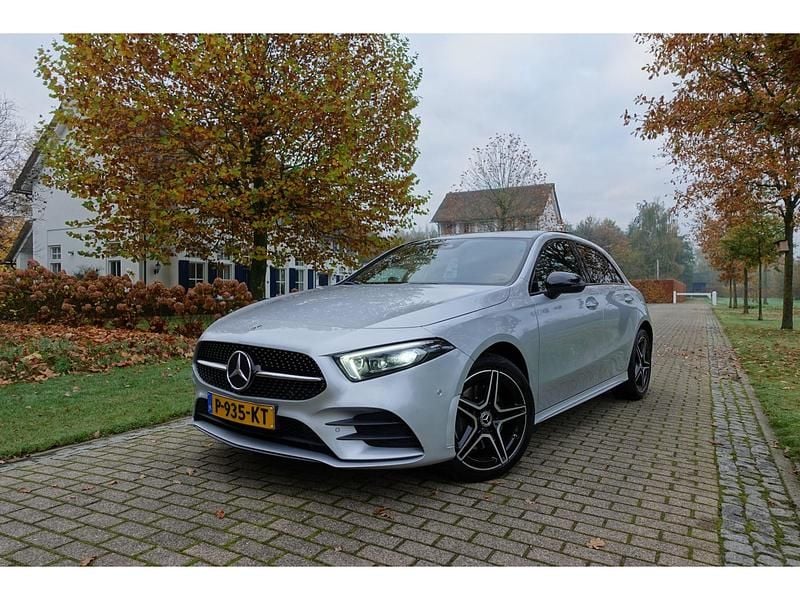 Grijs Gebruikt 2022 Mercedes A250 Business Hatchback | € 26.950 (Eerlijke prijs) - Afbeelding 1/4