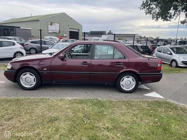 Occasion Mercedes C180 Classic 122 PK (89 kW) 1996 Rood, metallic lak Sedan