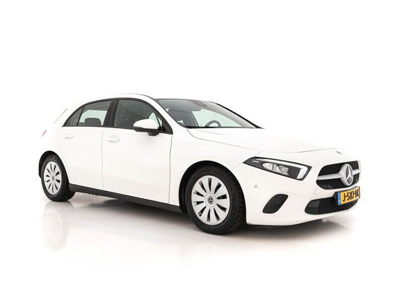 Wit Gebruikt 2020 Mercedes A160 Stationwagen | € 15.445 - Afbeelding 1/4