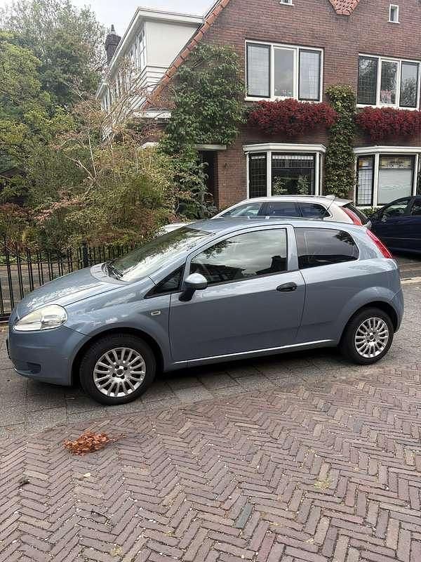 Blauw Gebruikt 2010 Fiat Punto Hatchback | € 2.000 (Goede deal) - Afbeelding 1/4
