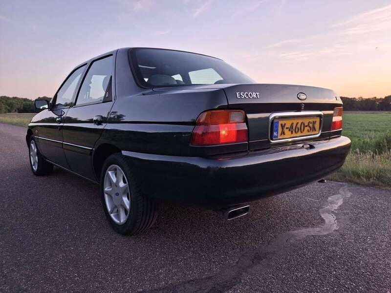 Groen Gebruikt 1997 Ford Escort Ghia Sedan | € 2.998 - Afbeelding 1/4