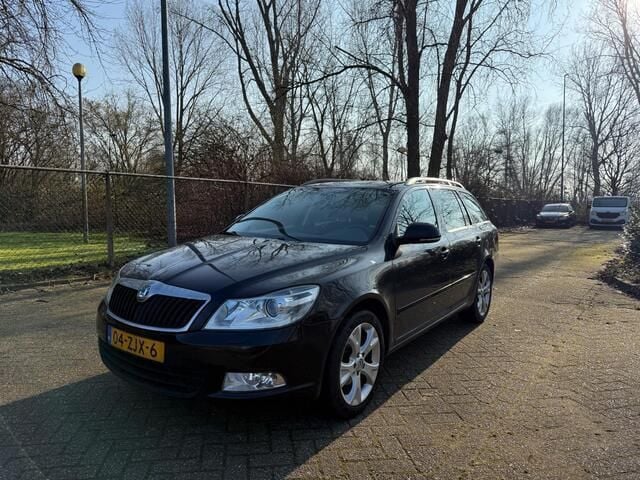 Zwart, metallic lak Gebruikt 2013 Skoda Octavia Business Line Stationwagen | € 2.600 (Super prijs) - Afbeelding 1/4