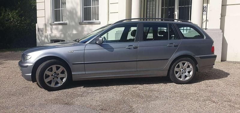 Grijs Gebruikt 2004 BMW 325 Stationwagen | € 1.650 (Super prijs) - Afbeelding 1/4