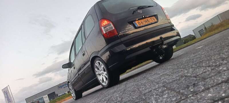 Zwart Gebruikt 2003 Opel Zafira Comfort MPV | € 1.600 (Eerlijke prijs) - Afbeelding 1/4