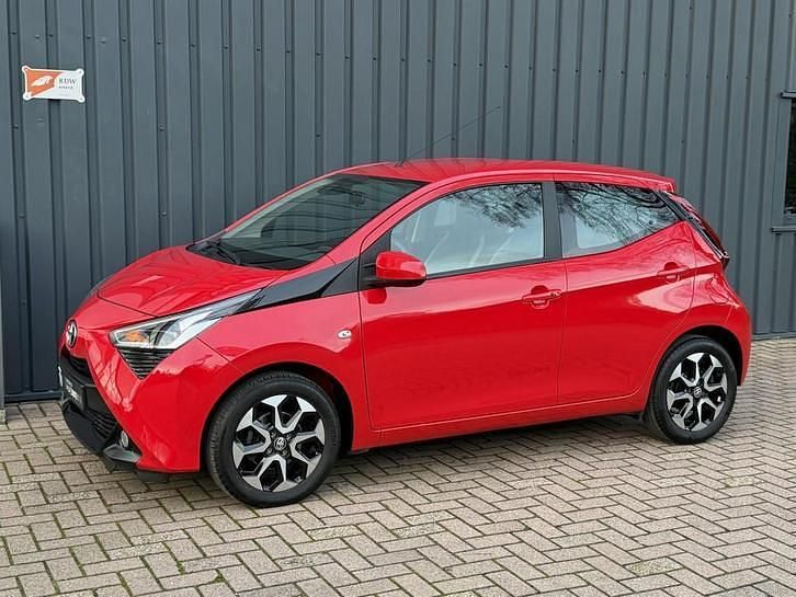 Rood Gebruikt 2018 Toyota Aygo X-clusiv Hatchback | € 12.995 (Goede deal) - Afbeelding 1/4