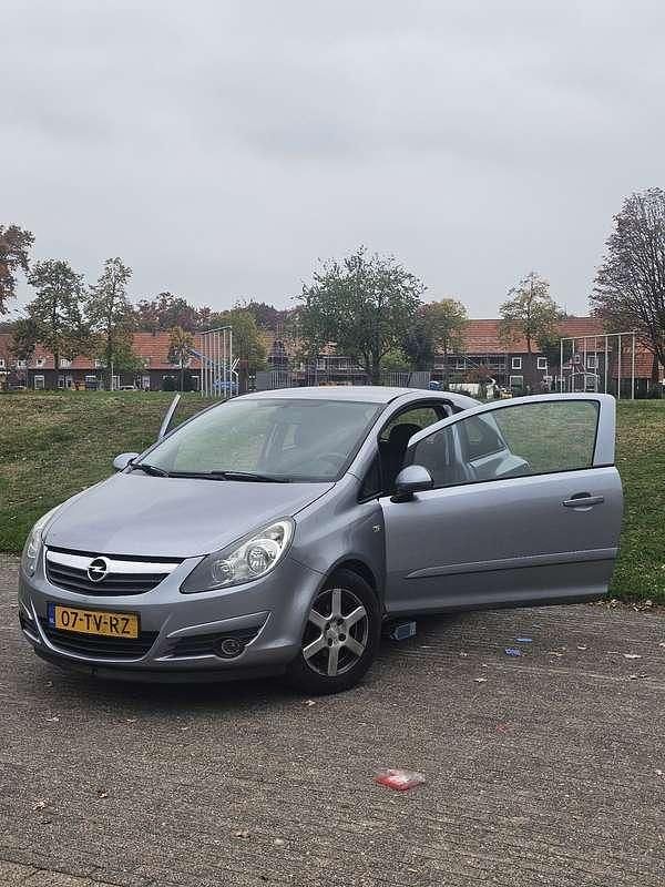 Zilver Gebruikt 2007 Opel Corsa Enjoy Hatchback | € 2.200 (Goede deal) - Afbeelding 1/4