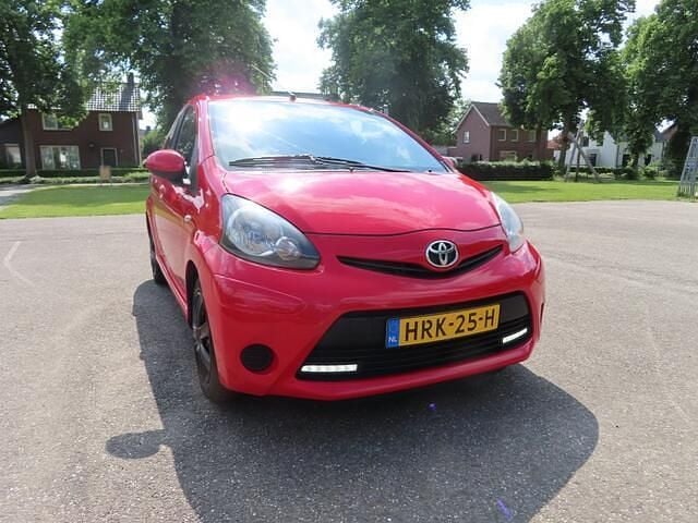 Rood Gebruikt 2013 Toyota Aygo Hatchback | € 4.500 (Goede deal) - Afbeelding 1/4
