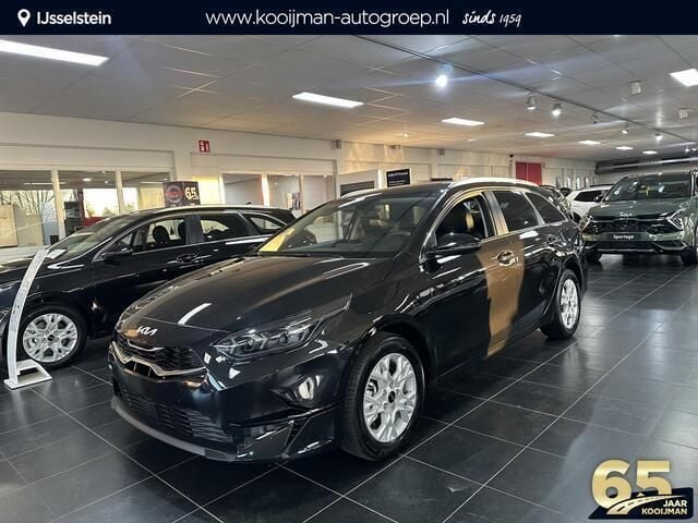 Zwart, metallic lak Nieuw 2025 Kia Ceed Sportswagon Stationwagen | € 34.850 (Eerlijke prijs) - Afbeelding 1/4