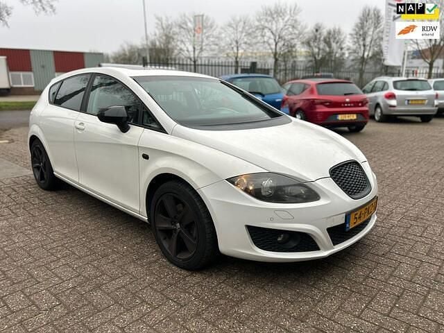 Wit Occasion 2011 Seat Leon Sport Hatchback | € 1.995 (Super prijs) - Afbeelding 1/4