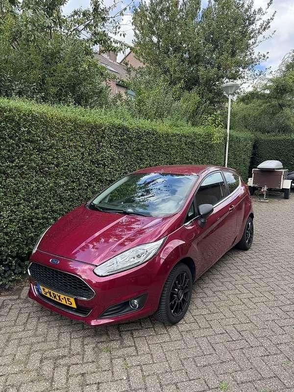 Rood Gebruikt 2013 Ford Fiesta Titanium Hatchback | € 6.000 (Eerlijke prijs) - Afbeelding 1/4