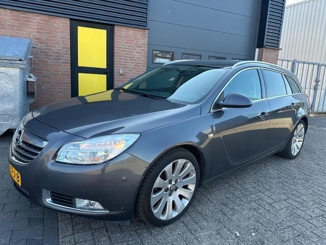 Grijs Gebruikt 2009 Opel Insignia Cosmo Stationwagen | € 3.990 (Eerlijke prijs) - Afbeelding 1/4