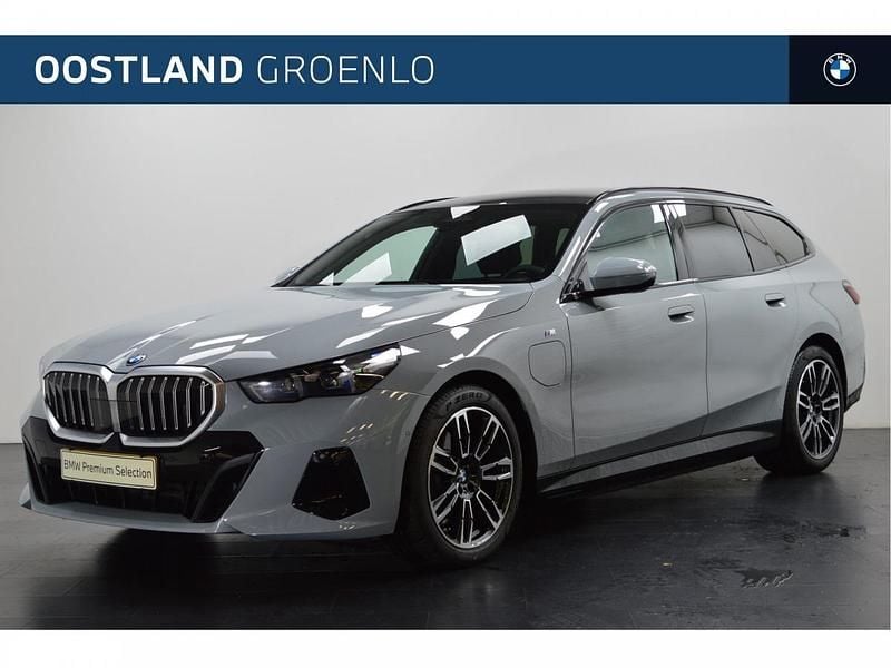 Brooklyn grau (grijs metallic) Gebruikt 2025 BMW 530e Shadowline Stationwagen | € 68.450 - Afbeelding 1/4