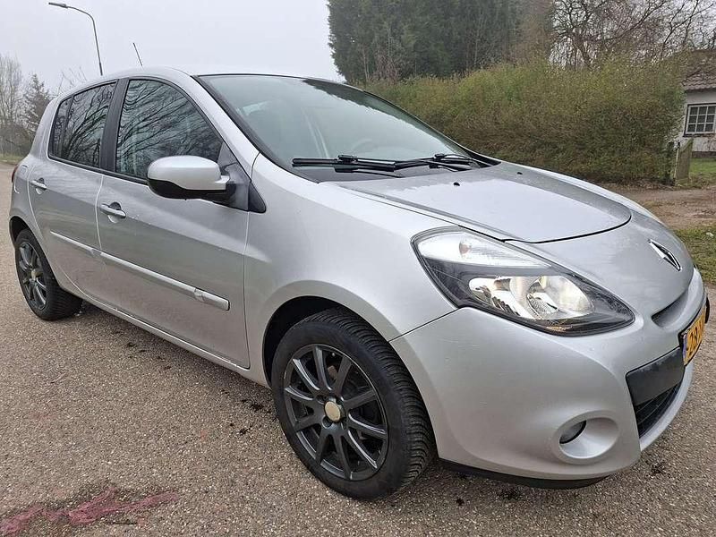 Zilver Occasion 2012 Renault Clio IV Authentique Hatchback | € 2.495 (Super prijs) - Afbeelding 1/4