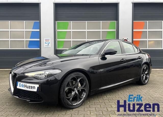 Zwart Gebruikt 2016 Alfa Romeo Giulia Sedan | € 14.950 (Iets duurder) - Afbeelding 1/4