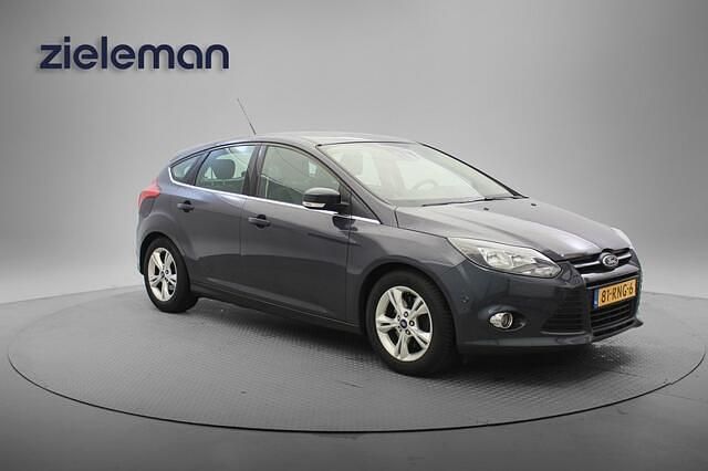 Grijs Gebruikt 2011 Ford Focus Sport Hatchback | € 4.845 (Eerlijke prijs) - Afbeelding 1/4
