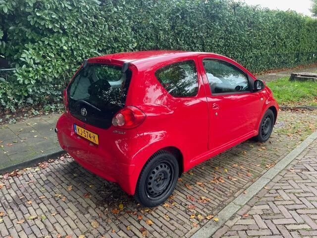 Occasion Toyota Aygo 68 PK (50 kW) 2007 Rood Hatchback